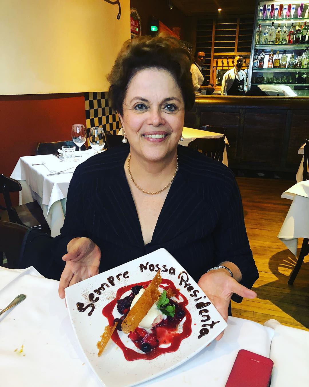 Como a homenagem a Dilma foi desautorizada, dezenas de militantes correram para encher a página do restaurante de críticas. Foto: Instagram/Dilma Rousseff