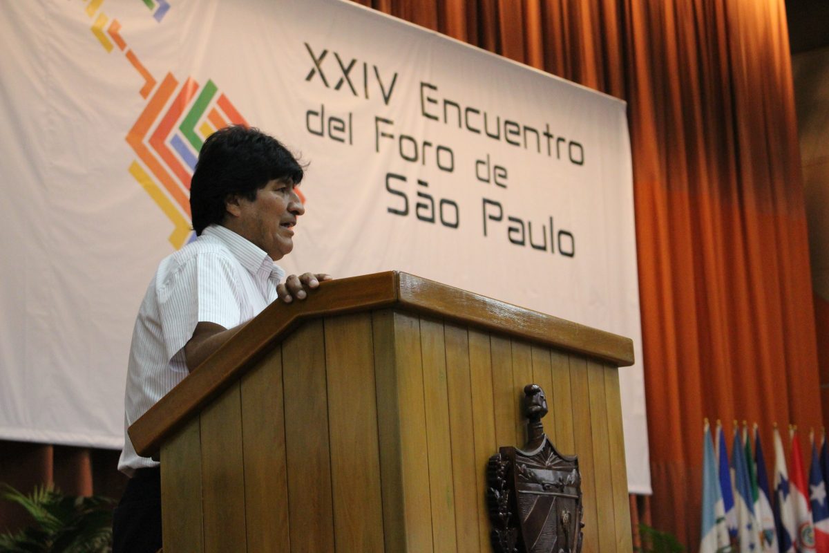 Evo Morales lembrou da necessidade de "formar pensamento e força" entre os jovens. Foto: Portal Alba.
