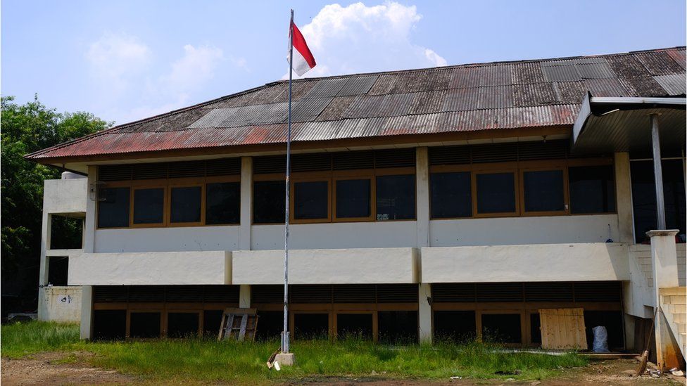 Prédio abandonado de empresa de pesca em Muara Baru, Jacarta. Foto: BBC