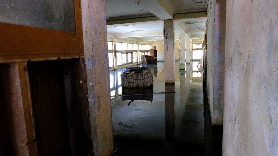 Interior de prédio abandonado de empresa de pesca em Muara Baru, Jacarta. Foto: BBC