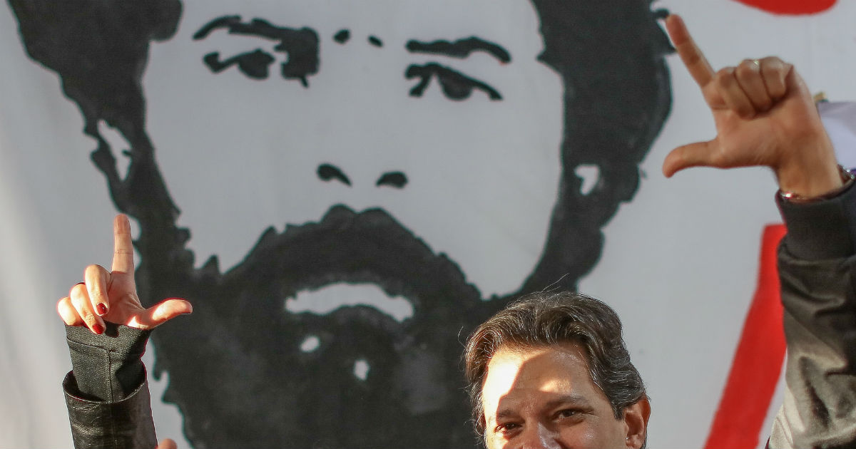 Fernando Haddad na sombra de Lula sem fazer conta de voto válido. Foto: Ricardo Stuckert