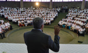 Alexandre Padilha e médicos cubanos. Foto: Marcello Casal Jr. / Agência Brasil