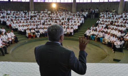 Alexandre Padilha e médicos cubanos. Foto: Marcello Casal Jr. / Agência Brasil