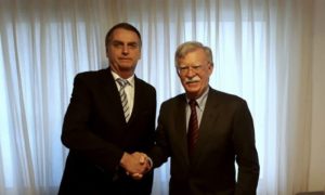 Bolsonaro e John Bolton: Brasil acima de tudo? Foto: Divulgação/Twitter John Bolton