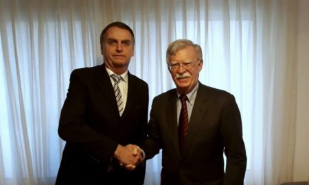 Bolsonaro e John Bolton: Brasil acima de tudo? Foto: Divulgação/Twitter John Bolton
