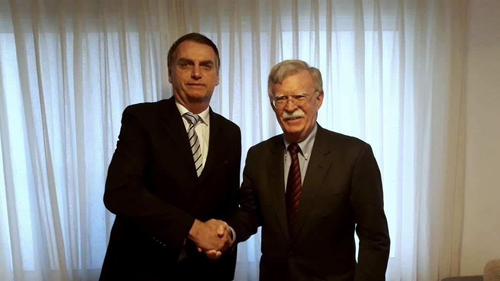 Bolsonaro e John Bolton: Brasil acima de tudo? Foto: Divulgação/Twitter John Bolton