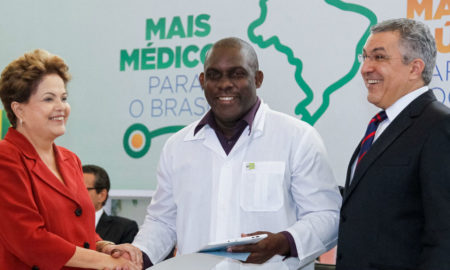 Presidenta Dilma Rousseff, médico cubano, Juan Delgado e o Ministro da Saúde Alexandre Padilha durante sanção da lei que institui o Programa Mais Médicos. Foto: Roberto Stuckert Filho / PR