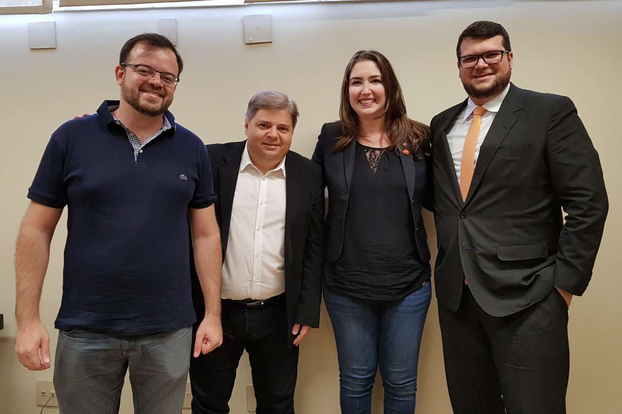 Agostinho Patrus (de camisa branca, sem gravata) com deputados eleitos pelo NOVO: ajuda a Pimentel contando com Lei Kandir. Foto: Divulgação/NOVO