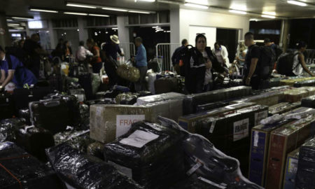 Cubanos, vinculados ao Mais Médicos, embarcam em Brasília para Havana no Aeroporto Internacional de Brasília. Foto: Fabio Rodrigues Pozzebom/Agência Brasil