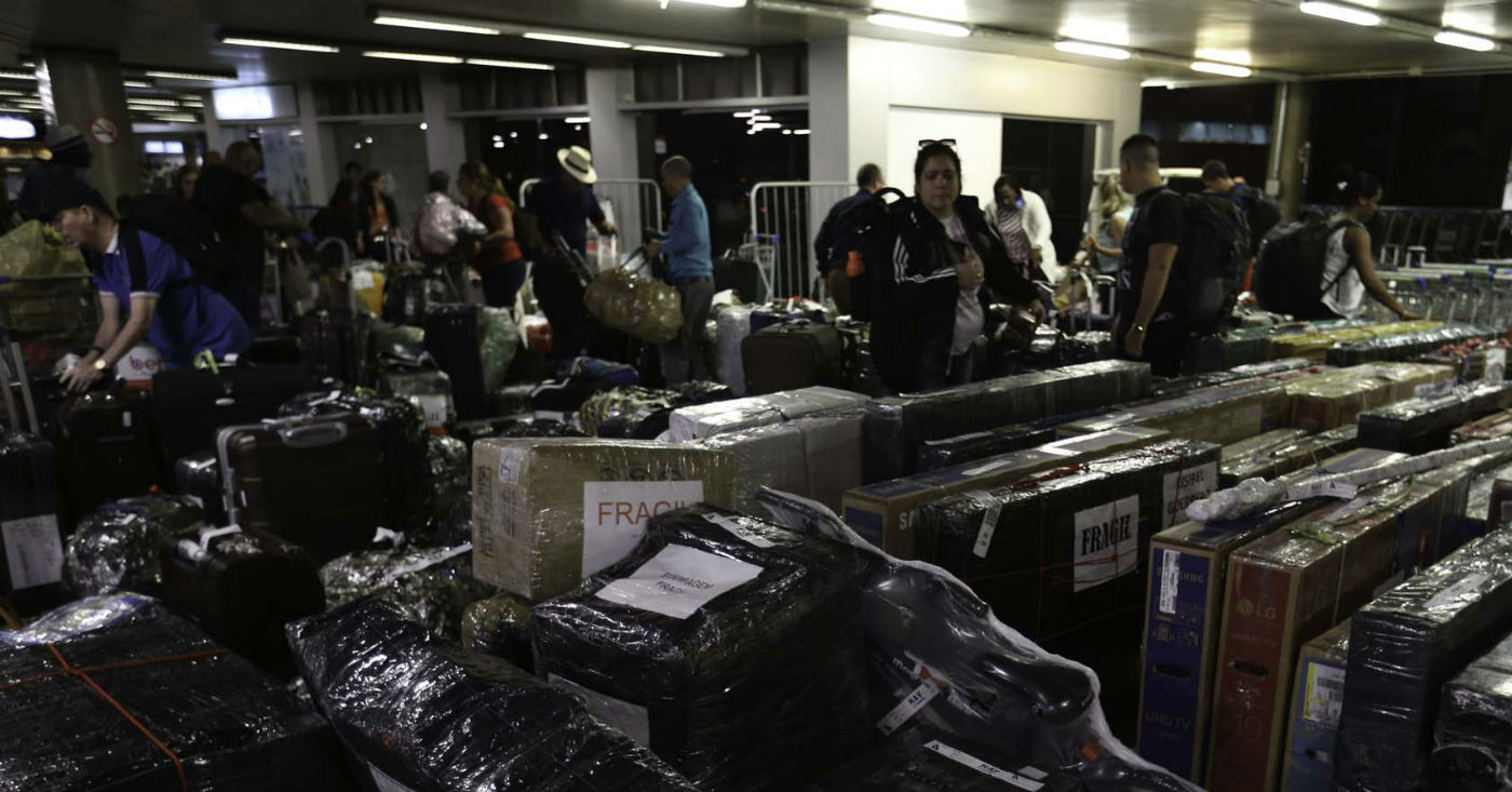 Cubanos, vinculados ao Mais Médicos, embarcam em Brasília para Havana no Aeroporto Internacional de Brasília. Foto: Fabio Rodrigues Pozzebom/Agência Brasil