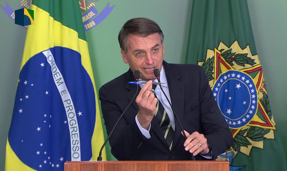 Bolsonaro com a caneta: resultado do referendo não se questiona. Foto: Reprodução/NBR