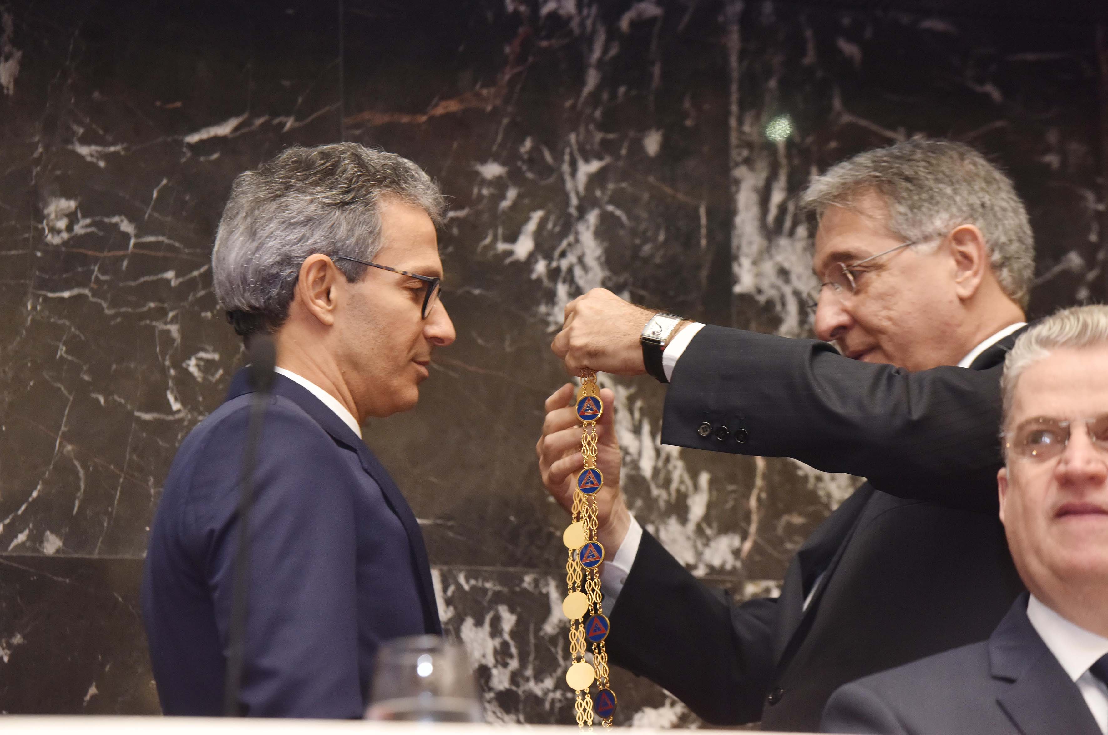 Pimentel entrega a Zema o Grande Colar da Inconfidência e o déficit de Minas: dívida pesada. Foto: Manoel Marques/Imprensa MG