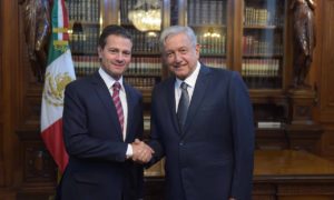 Obrador (à direita): sobrou para ele defender o abacaxi de Maduro. Foto: Presidência do México