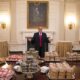 Trump e Lincoln na Casa Branca: sanduíches pra todo mundo, tá OK? Foto: Divulgação/Casa Branca