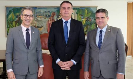 Zema, com Bolsonaro e Paulo Brant: viagem em avião do Estado, evitada no réveillon, aconteceu agora. Foto: Reprodução/Facebook Romeu Zema