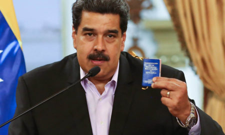 Nicolás Maduro com cópia da Constituição bolivariana: PIB da Venezuela caiu pela metade. Foto: Nicolás Maduro/Twitter