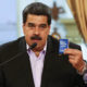 Nicolás Maduro com cópia da Constituição bolivariana: PIB da Venezuela caiu pela metade. Foto: Nicolás Maduro/Twitter
