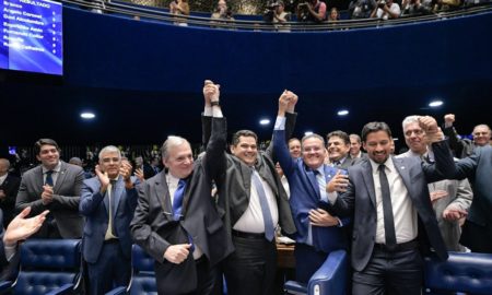 Alcolumbre recebendo os parabéns: vitória do governo. Foto: Agência Senado