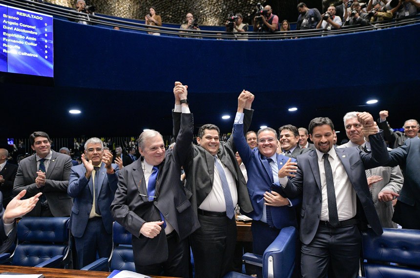 Alcolumbre recebendo os parabéns: vitória do governo. Foto: Agência Senado