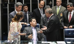 Davi Alcolumbre entre Kátia Abreu e Renan Calheiros: tumulto no Senado. Foto: Edilson Rodrigues/Agência Senado