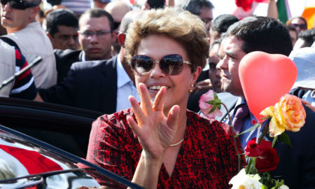 Brasília - Ex-presidenta Dilma Rousseff se despede de militantes ao deixar o Palácio da Alvorada com destino à Base Aérea, de onde embarcará em avião da FAB para Porto Alegre onde passará a residir (Wilson Dias/Agência Brasil)