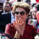 Brasília - Ex-presidenta Dilma Rousseff se despede de militantes ao deixar o Palácio da Alvorada com destino à Base Aérea, de onde embarcará em avião da FAB para Porto Alegre onde passará a residir (Wilson Dias/Agência Brasil)