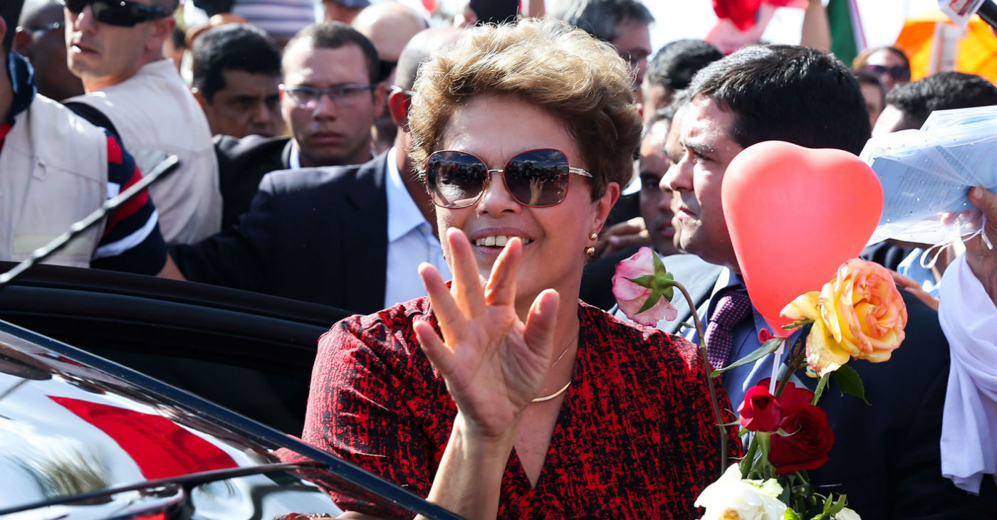 Brasília - Ex-presidenta Dilma Rousseff se despede de militantes ao deixar o Palácio da Alvorada com destino à Base Aérea, de onde embarcará em avião da FAB para Porto Alegre onde passará a residir (Wilson Dias/Agência Brasil)