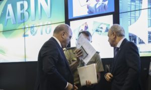 As fotos publicadas no Twitter expuseram o Presidente até a um ataque com arma. Foto: Elza Fiuza/Agência Brasil