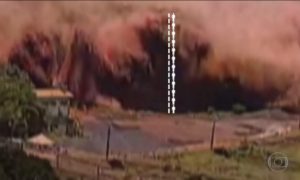 A onda de lama na mina da Vale em Brumadinho: 12 pessoas, ou 20 metros de altura. Foto: Reprodução/TV Globo