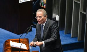 Renan desistindo: filho do Presidente anunciou voto em rival. Foto: Edilson Rodrigues/Agência Senado