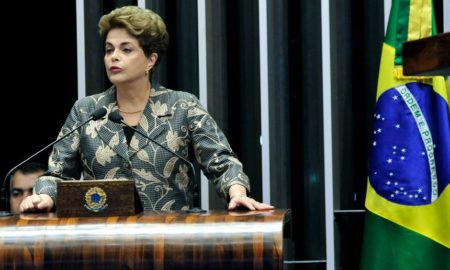 Dilma, já afastada, no palanque do Senado: pela maioria do TSE, ela estaria de volta ao púlpito. Foto: Geraldo Magela/Agência Senado