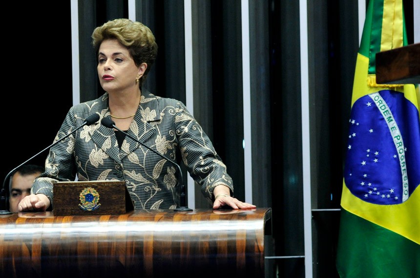 Dilma, já afastada, no palanque do Senado: pela maioria do TSE, ela estaria de volta ao púlpito. Foto: Geraldo Magela/Agência Senado