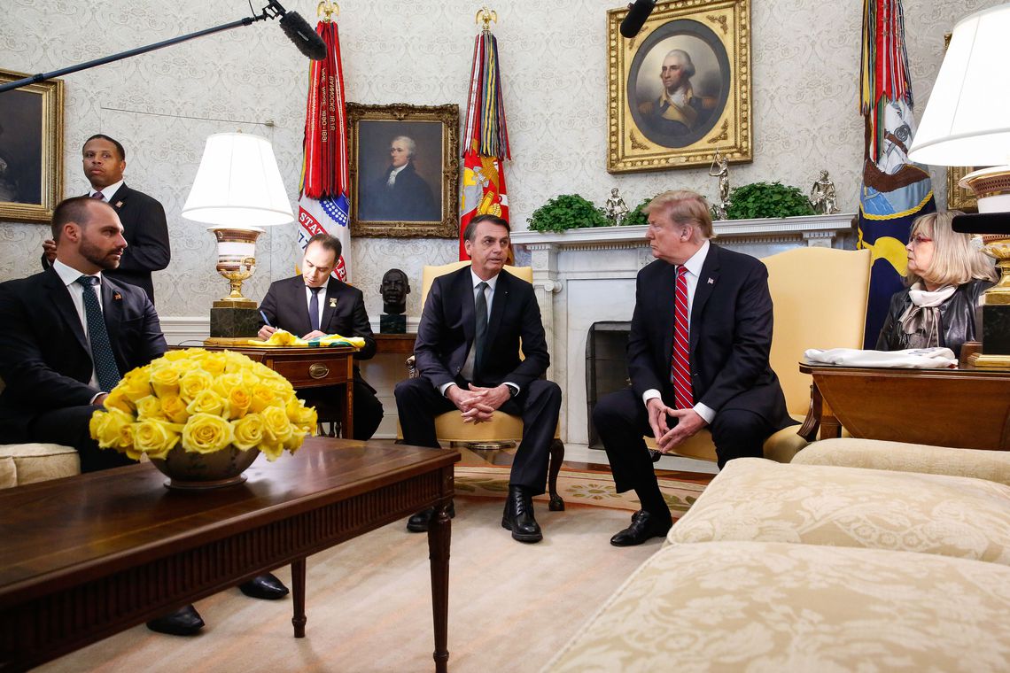 Eduardo Bolsonaro no Salão Oval: fiscalização do jeito que Trump gosta. Foto: Isac Nóbrega/PR