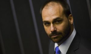 Filho vai fiscalizar o trabalho que pai faz a respeito de imagem do País. Foto: Marcelo Camargo/Agência Brasil