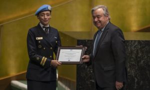 A capitão de corveta Marcia Braga e o secretário-geral da ONU: mulheres lutando pela paz. Foto: Missão do Brasil na ONU em Nova York