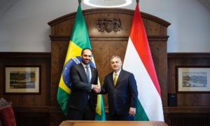 Se Eduardo Bolsonaro vai a Budapeste, o que faz Ernesto Araújo? Foto: Jair Bolsonaro/Twitter