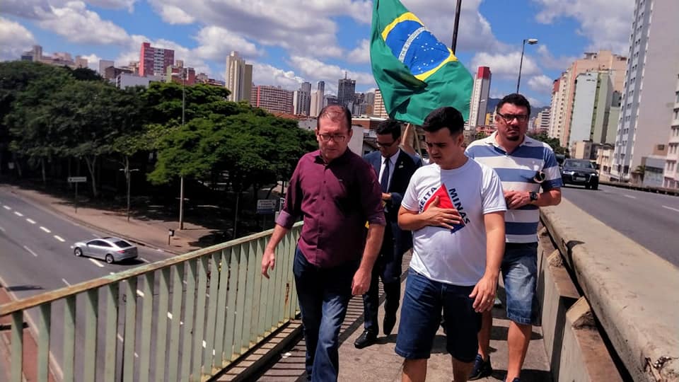 O vereador Cláudio Duarte (de camisa roxa) no Viaduto Dona Helena Greco, centro de BH: preso nesta terça (2). Foto: Facebook/Cláudio Duarte